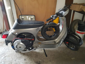 le local repère scooteriste garage associatif vespa lambretta à Saint-Estève