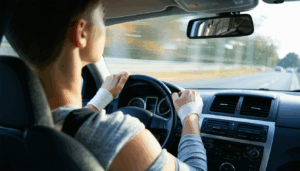 Se retrouver au volant avec un bras ou une jambe immobilisée n’a rien d’anodin. L’adrénaline de la conduite peut vite se mêler à une douleur sourde ou à une gêne constante. Pourtant, nombreux sont ceux qui, faute d’alternative, envisagent de […]