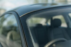 Invisible aux yeux de la plupart des automobilistes, les points noirs disséminés au bord du pare-brise jouent pourtant un rôle déterminant dans l’expérience de conduite moderne. Leur présence intrigue, parfois même suscite des interrogations quant à leur utilité ou leur [&hellip;]