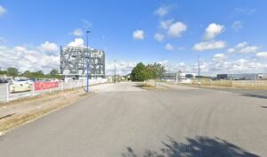 La voiture qui roule à La Roche-sur-Yon